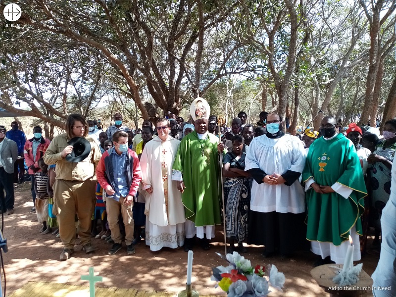 Malawi El obispo Martin Mtumbuka con miembros de la Orden de San Elías en la parroquia de San Elías