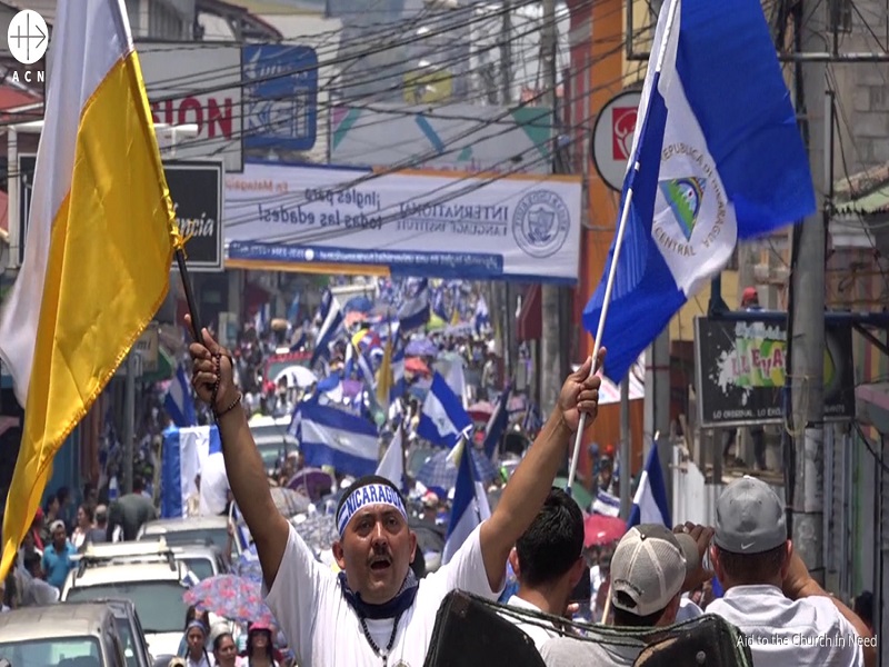 Nicaragua hombre con banderas y protestas 2018