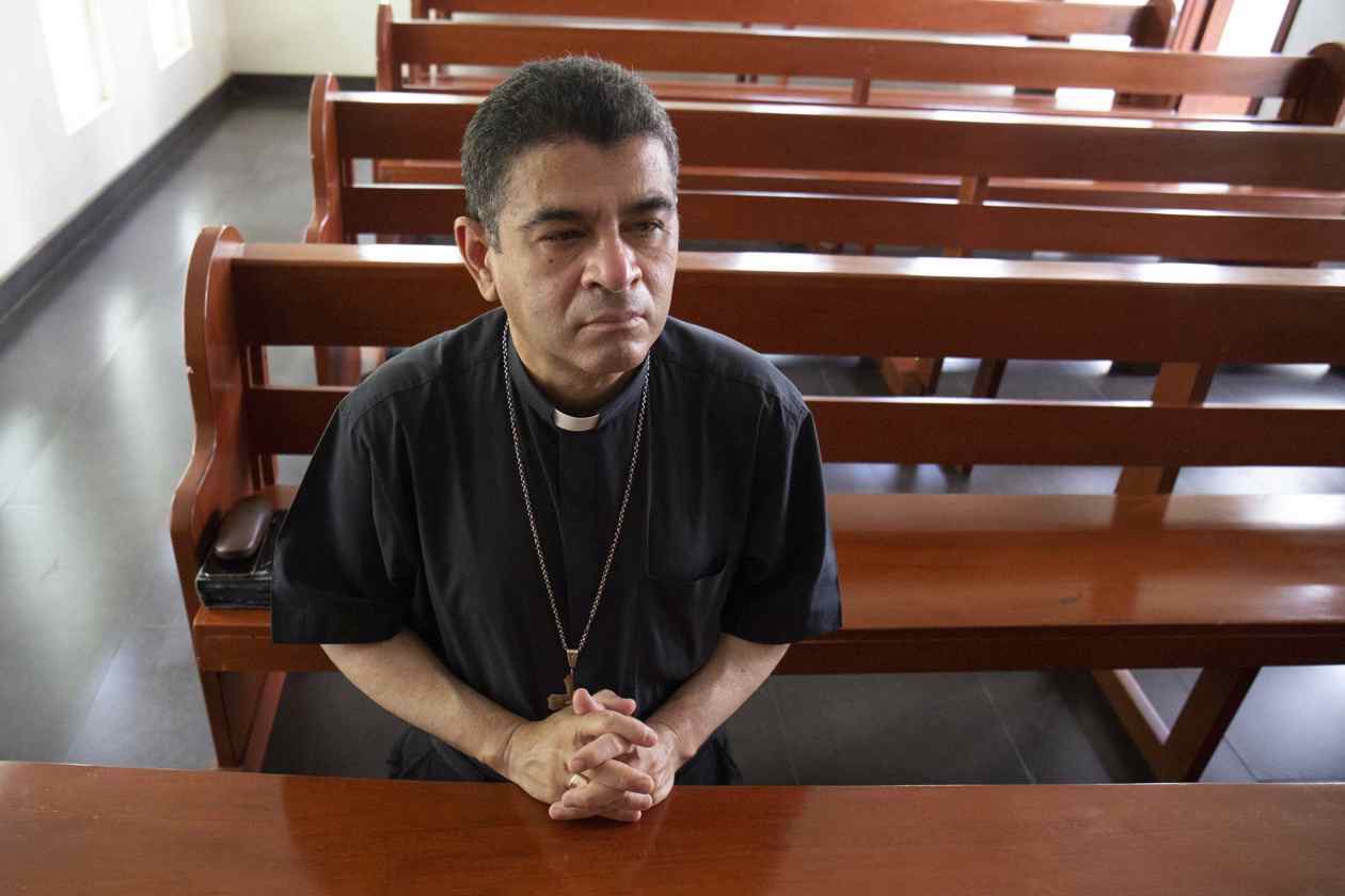 Nicaragua monseñor alvarez rezando en la iglesia
