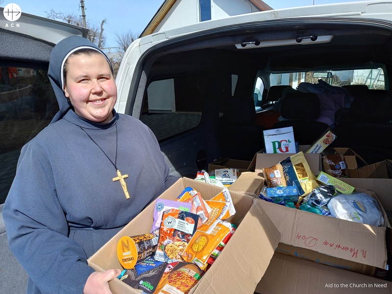 Ucrania LVIV religiosa con caja de comida