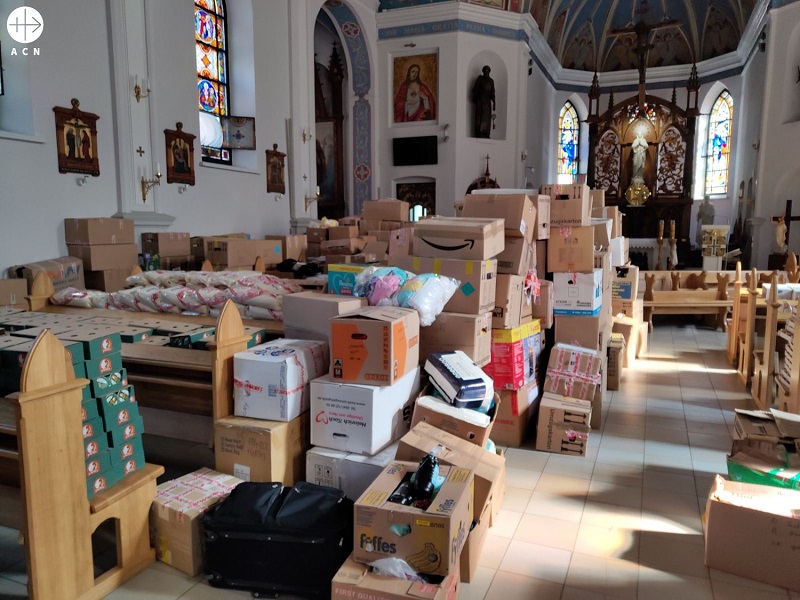 Ucrania La Catedral de Kharkiv se llenó de cajas de suministros de socorro y alimentos.