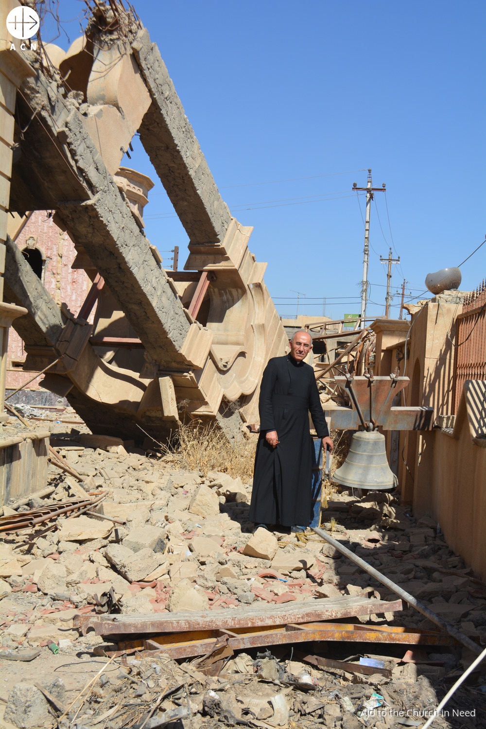Irak Padre George Jahola junto a las ruinas del campanario de la Iglesia católica siríaca Mar Benham