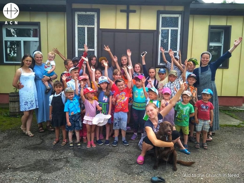 Kazajastán grupo de niños con religiosas