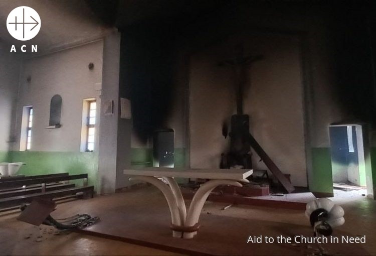 Mozambique Dentro de la iglesia de la misión destrozada y quemada el 7 de sep