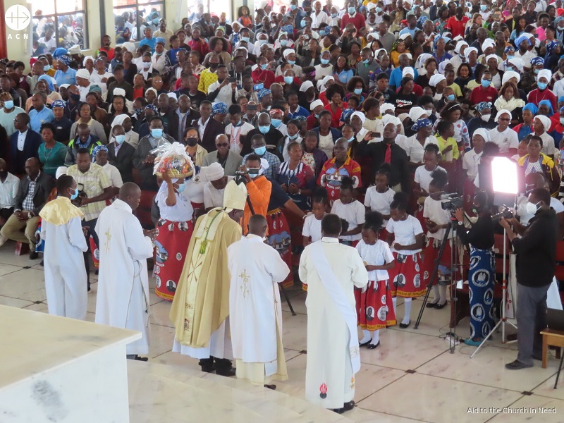Mozambique Misa de consagración de la nueva Catedral con el obispo Raphael Mweempwa