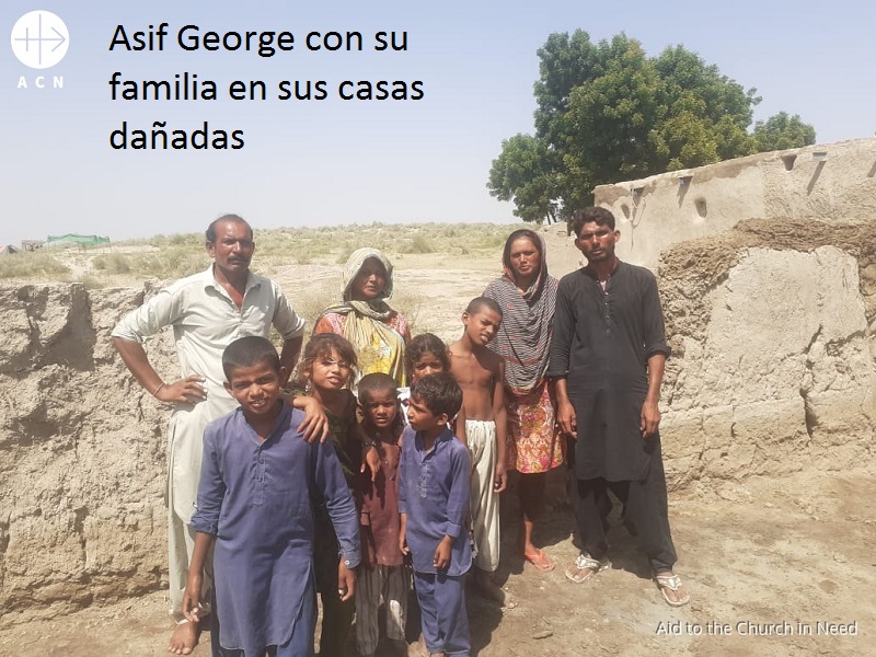 Pakistán Asif George con su familia en sus casas dañadas