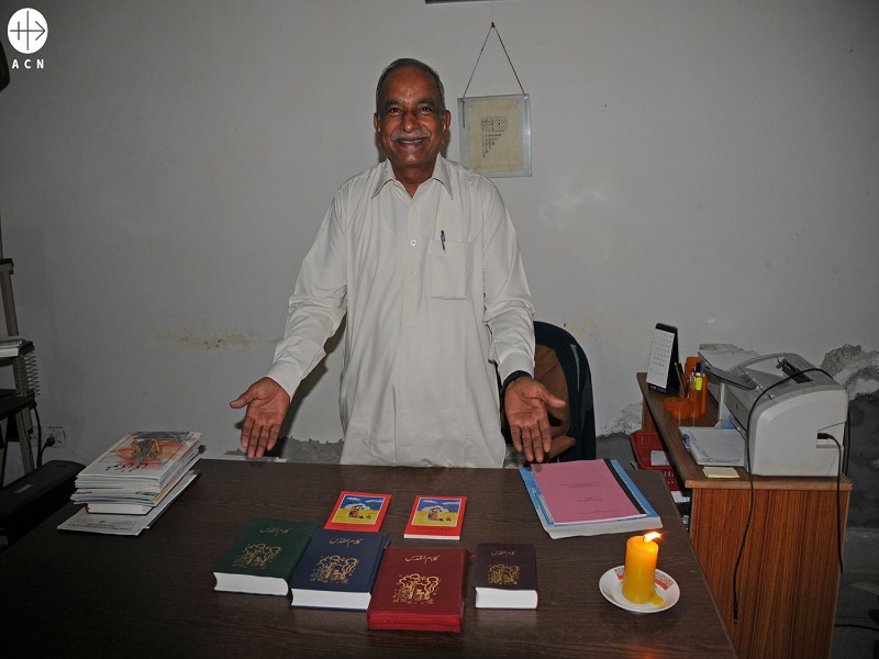 Pakistán sacerdote sonriente presente biblias y libros religiosos