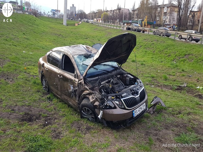 Ucrania Coche de los palotinos de Bilohiria dañado en un accidente de tráfico