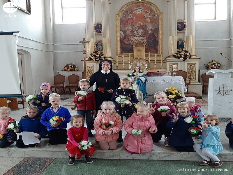 Bielorrusia proyecto octubre religiosa con niños en la iglesia