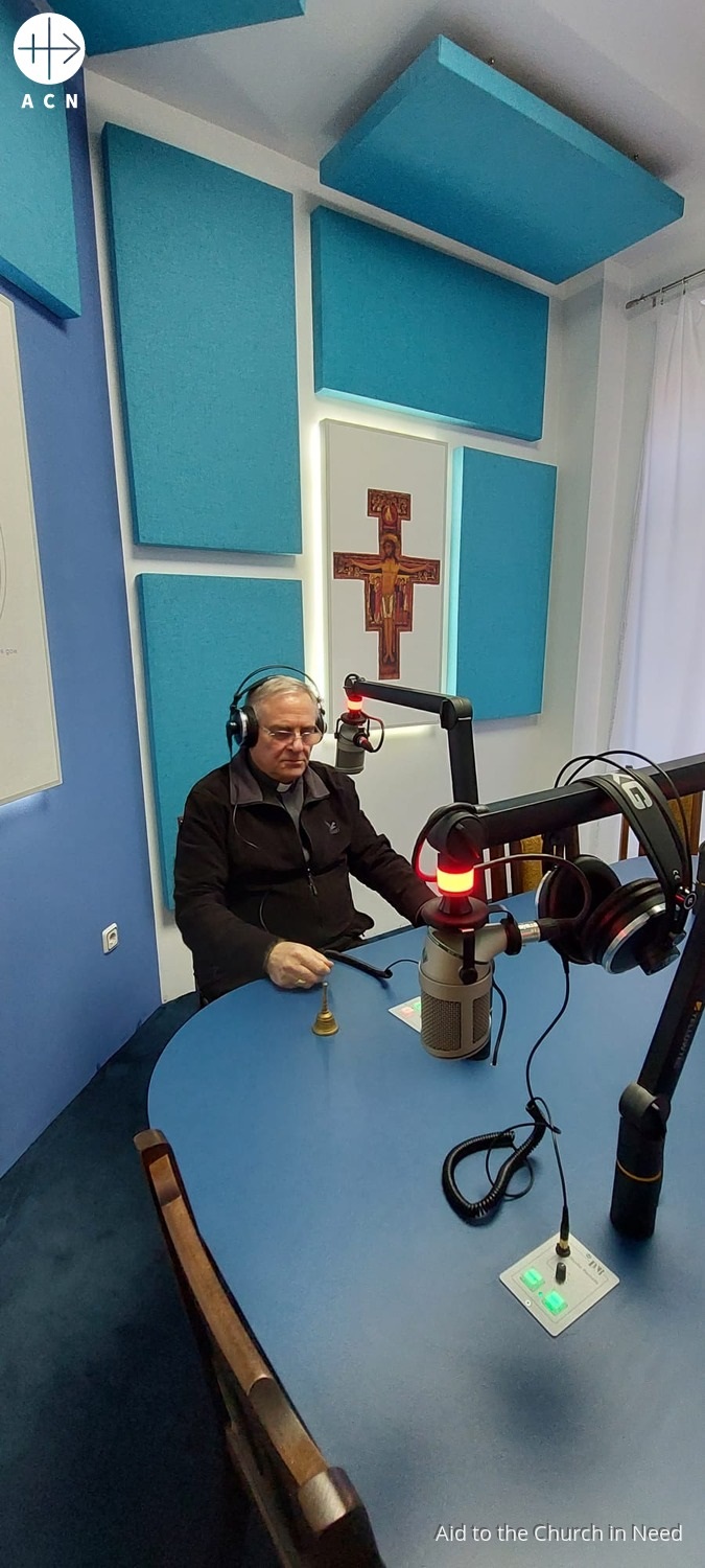 Bulgaria Monseñor Christo Proykov (Obispo de San Juan XXIII de Sofía) en inauguración de radio Ave María