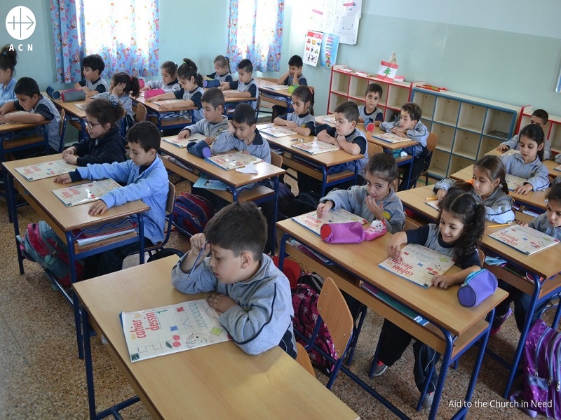 Líbano Niños con sus cuadernos de dibujo en clase.