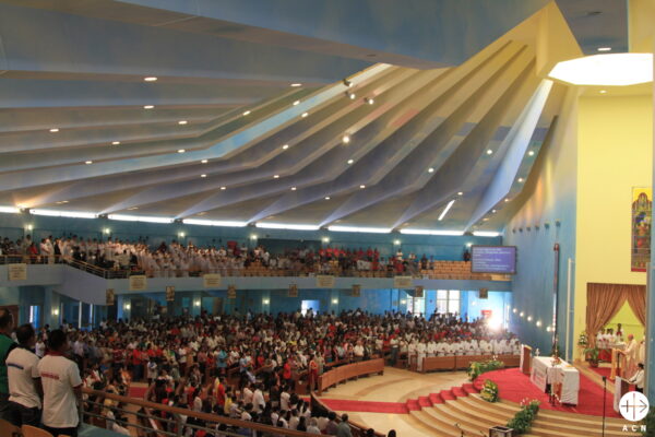 Celebración de la Misa en la Iglesia Católica Nuestra Señora del Rosario en Doha, Qatar. (ACN)
