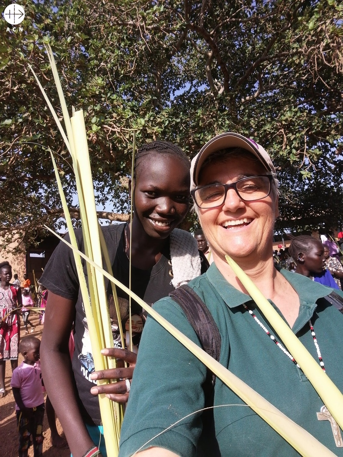 Sudán del Sur hermana Beta Almendra con joven en dgo de ramos
