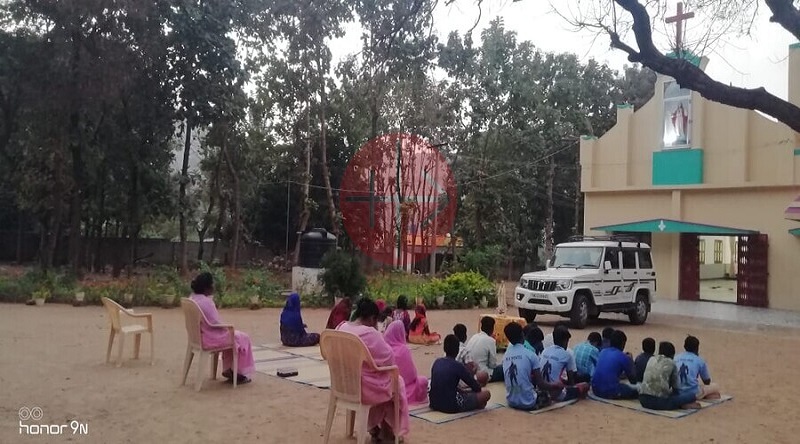 India proyecto dic comunidad junto a auto en iglesia