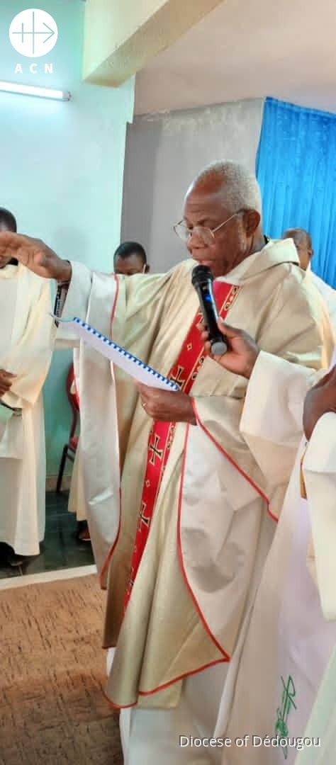 Burkina Faso Padre Jacques Yaro Zerbo durante la santa misa