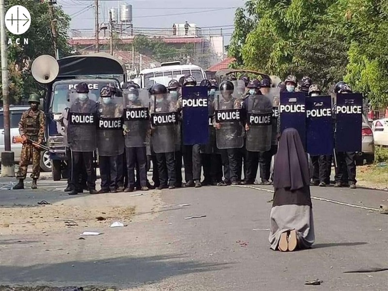 Myanmmar Hermana Ann Nu Tawng arrodillada frente a la policía