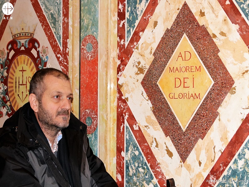 Siria padre Jacques Mourad durante la visita a la Cueva de San Ignacio en España