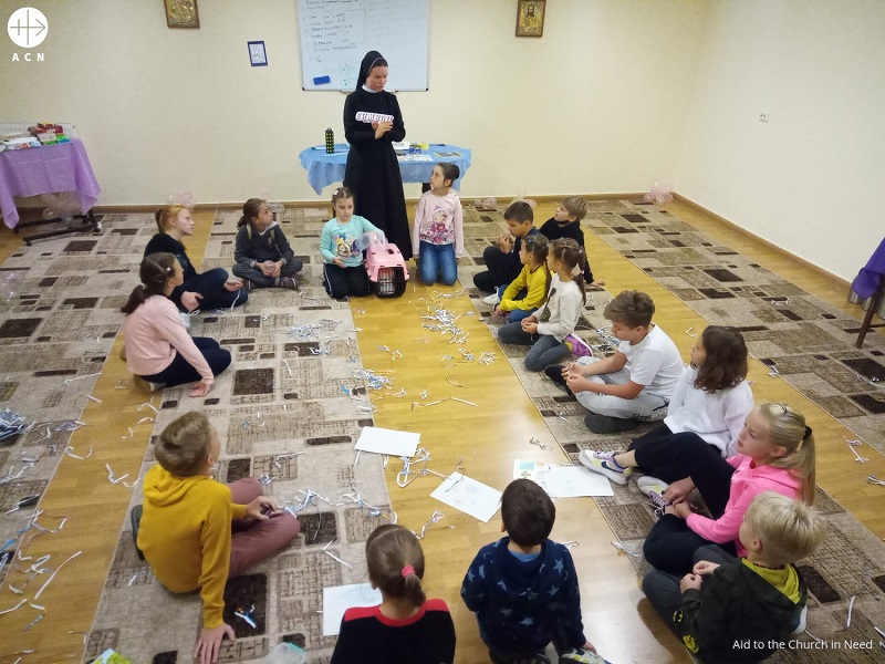 Ucrania proyecto enero 2023 religiosa enseña a niños