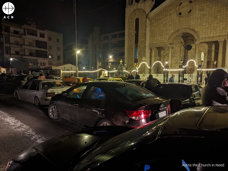 Siria Alepo terremoto personas duermen en autos frente a catedral
