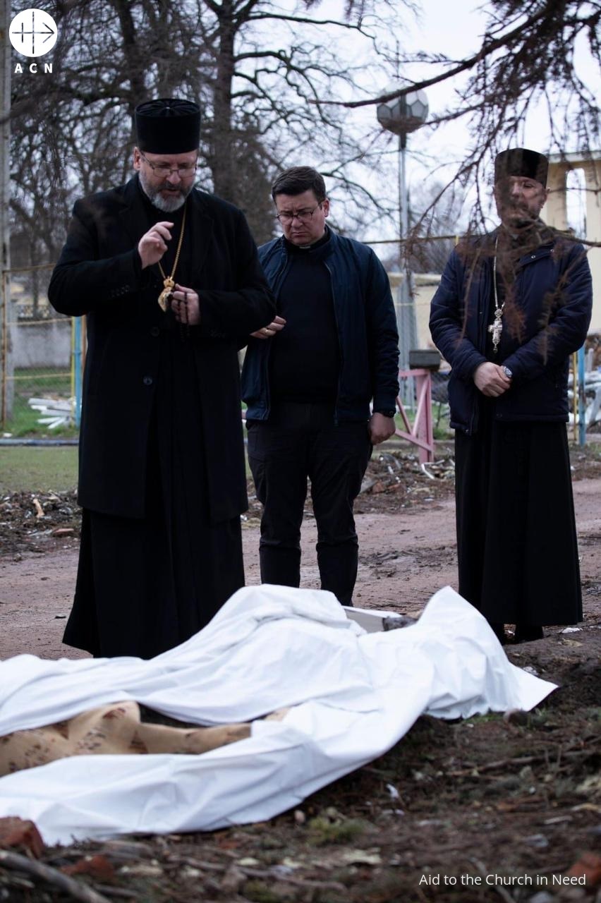 Ucrania arzobispo Sviatoslav Shevchuk (arzobispo mayor de Kyiv Halych Ucrania) bendice cadáveres en Chernihiv.