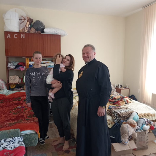 Ucrania familia con sacerdote