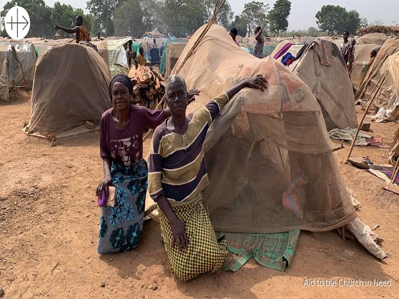 Nigeria campamento Guma familia fuera de su tienda
