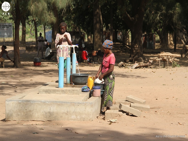 Nigeria campamento en Guma niñas en el pozo