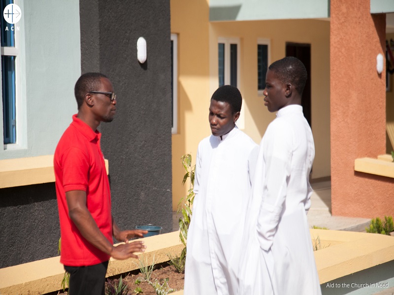 Nigeria seminaristas dan su teestimonio