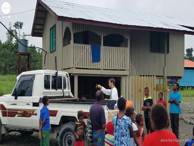 Papua Nueva Guinea padre Martín bendice el camión