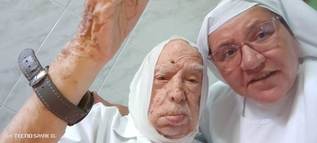 sacerdote cuidado por religiosas en Venezuela