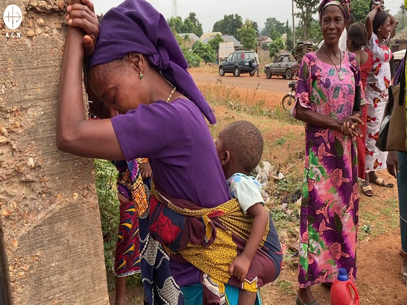 mujeres y niños bloquean carretera Nigeria