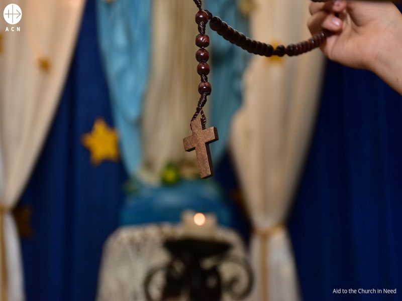 Niños rezando el rosario