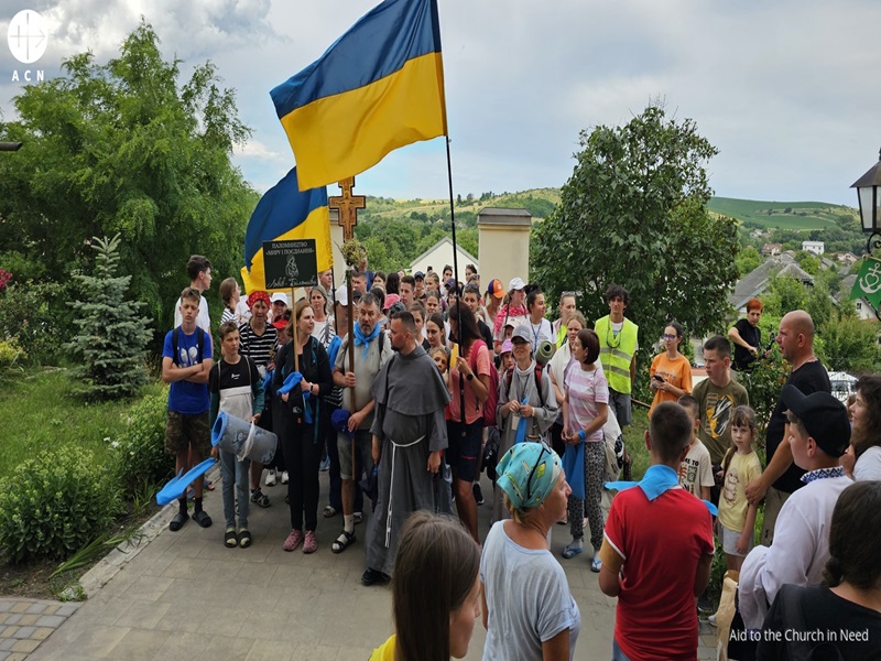 sacerdote llorando en mis brazos Ucrania
