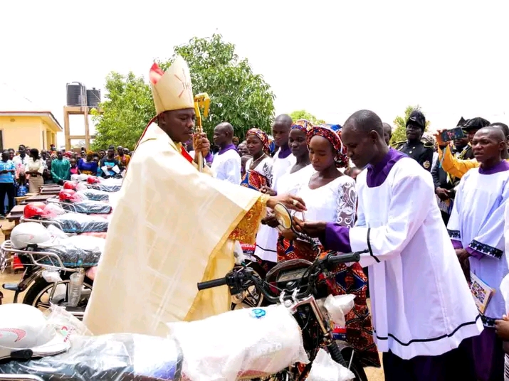 motocicletas para la labor misionera en África