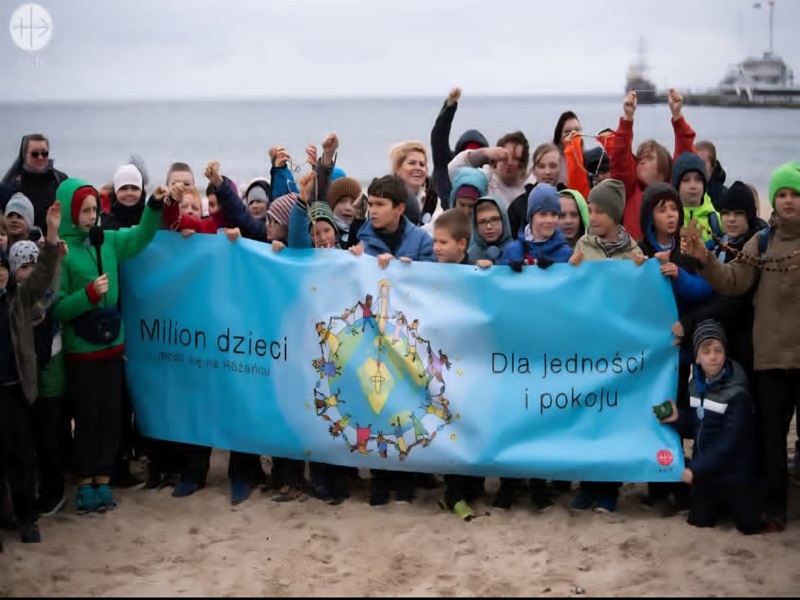 Un millón de niños rezando el Rosario